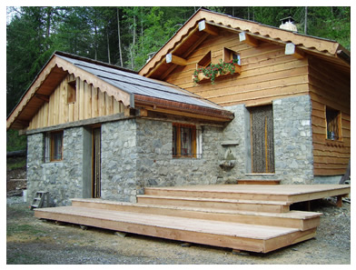 Rénovation d'un chalet de montage Bardage terrasse et couverture réalisée par Vincent Esmieu Charpentier Couvreur, construction bois à Embrun Hautes Alpes